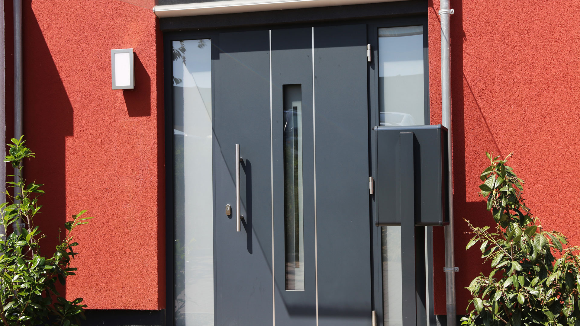 Porte d'entrée contemporaine posée par KB Menuiserie